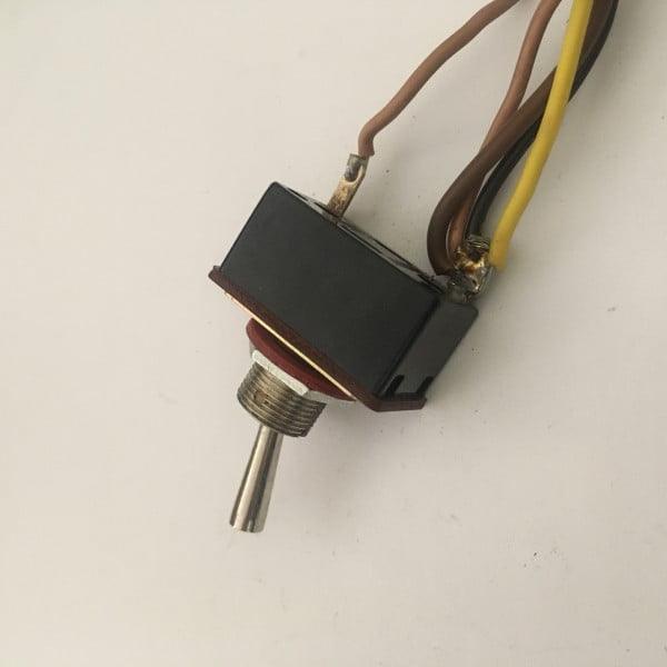 کلید خاموش. روشن 3 امپر 250 ولت سیم دار ساخت انگلیس (ARROW)